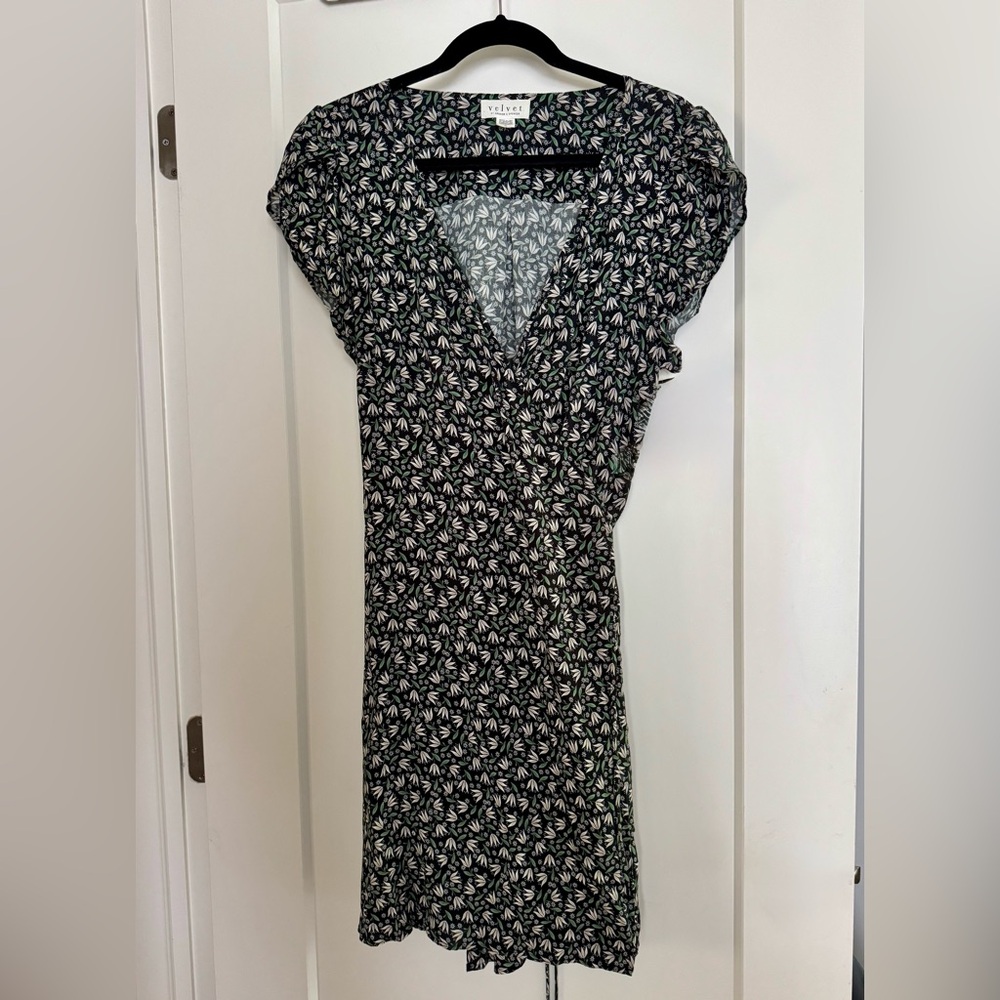 Velvet by Graham & Spencer Black Floral V-Neck Wrap Dress. EUC. Size M